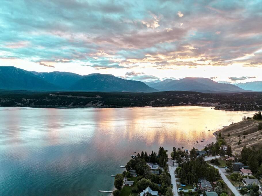 Oasis Getaway, Mins To Lake, King Bed, Dbl Garage Invermere Extérieur photo