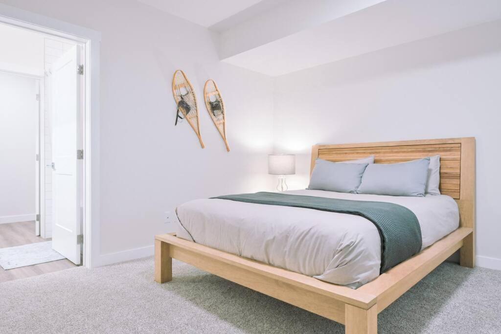 Oasis Getaway, Mins To Lake, King Bed, Dbl Garage Invermere Extérieur photo