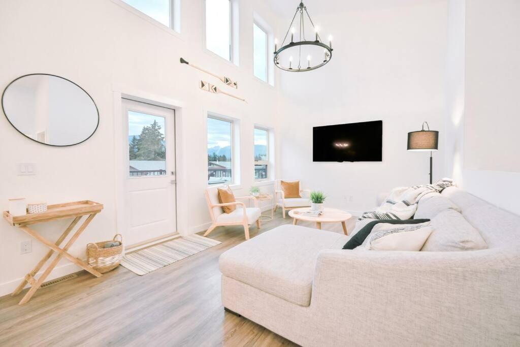 Oasis Getaway, Mins To Lake, King Bed, Dbl Garage Invermere Extérieur photo