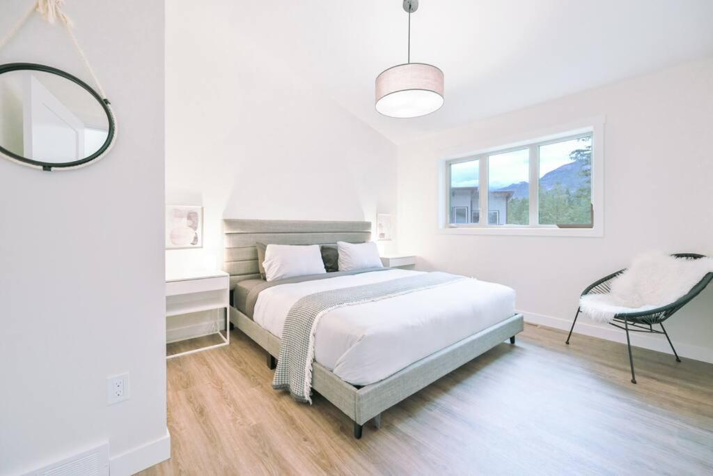 Oasis Getaway, Mins To Lake, King Bed, Dbl Garage Invermere Extérieur photo