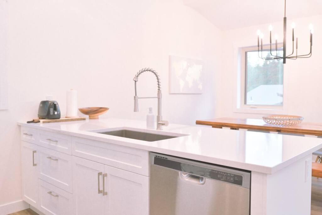 Oasis Getaway, Mins To Lake, King Bed, Dbl Garage Invermere Extérieur photo