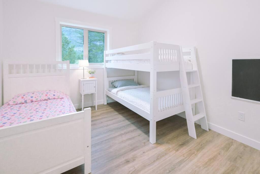 Oasis Getaway, Mins To Lake, King Bed, Dbl Garage Invermere Extérieur photo