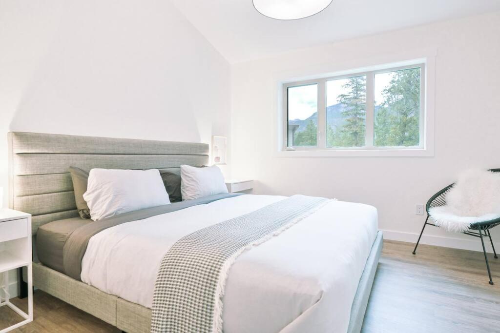 Oasis Getaway, Mins To Lake, King Bed, Dbl Garage Invermere Extérieur photo