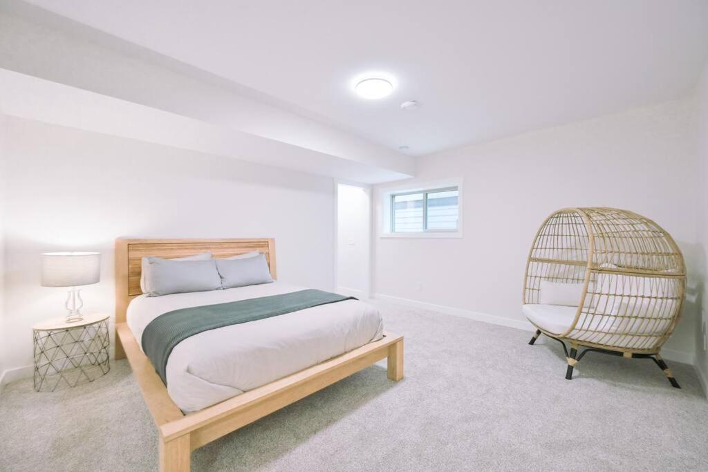 Oasis Getaway, Mins To Lake, King Bed, Dbl Garage Invermere Extérieur photo